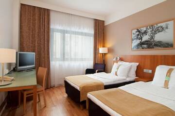 Фото номера Двухместный номер с 2 отдельными кроватями Отель Holiday Inn Helsinki-Vantaa Airport г. Вантаа 6