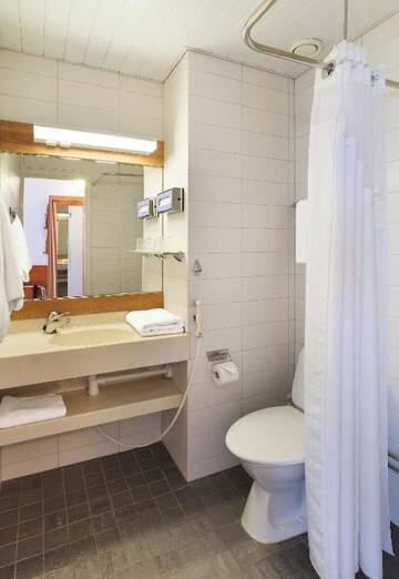 Фото номера Двухместный номер с 2 отдельными кроватями Отель Holiday Inn Helsinki-Vantaa Airport г. Вантаа 9