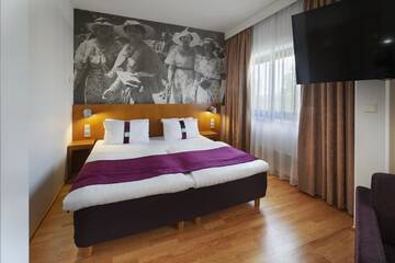 Фото номера Представительский номер с кроватью размера «king-size» Отель Holiday Inn Helsinki-Vantaa Airport г. Вантаа 2