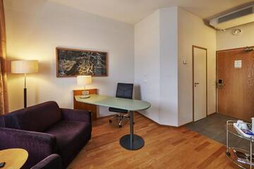 Фото номера Представительский номер с кроватью размера «king-size» Отель Holiday Inn Helsinki-Vantaa Airport г. Вантаа 4