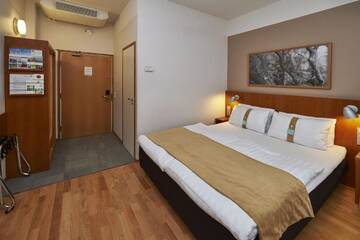 Фото номера Номер с кроватью размера «queen-size» Отель Holiday Inn Helsinki-Vantaa Airport г. Вантаа 2