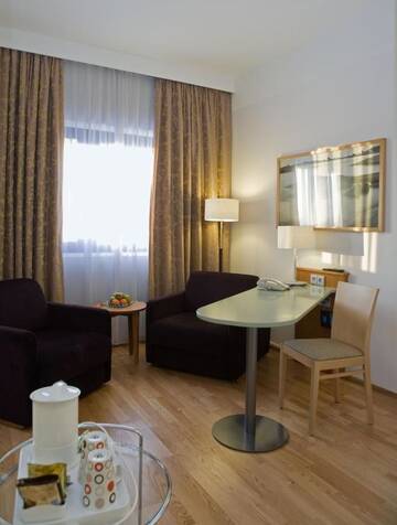 Фото номера Представительский номер с кроватью размера «king-size» Отель Holiday Inn Helsinki-Vantaa Airport г. Вантаа 5