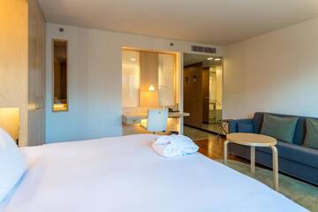 Фото номера Номер &quot;Плюс&quot; с кроватью размера &quot;king-size&quot; Отель Hilton Helsinki Airport г. Вантаа 6