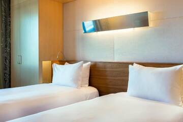 Фото номера Двухместный номер с 2 отдельными кроватями Отель Hilton Helsinki Airport г. Вантаа 4