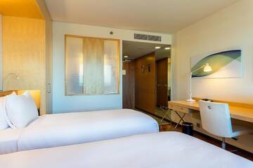 Фото номера Двухместный номер с 2 отдельными кроватями Отель Hilton Helsinki Airport г. Вантаа 5