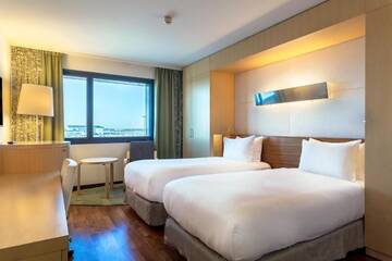 Фото номера Двухместный номер с 2 отдельными кроватями Отель Hilton Helsinki Airport г. Вантаа 3
