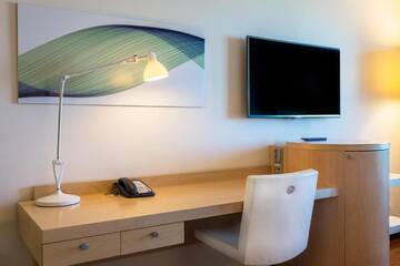 Фото номера Двухместный номер с 2 отдельными кроватями Отель Hilton Helsinki Airport г. Вантаа 6