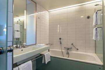 Фото номера Двухместный номер с 2 отдельными кроватями Отель Hilton Helsinki Airport г. Вантаа 7