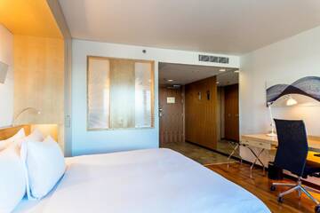 Фото номера Номер с кроватью размера «king-size» Отель Hilton Helsinki Airport г. Вантаа 3