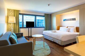 Фото номера Номер &quot;Плюс&quot; с кроватью размера &quot;king-size&quot; Отель Hilton Helsinki Airport г. Вантаа 2