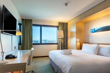Фото номера Полулюкс с правом посещения представительского лаунджа Отель Hilton Helsinki Airport г. Вантаа 2