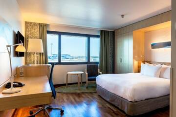 Фото номера Номер с кроватью размера «king-size» Отель Hilton Helsinki Airport г. Вантаа 2