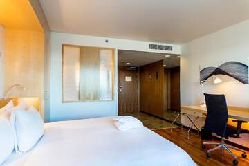 Фото номера Номер с кроватью размера &quot;king-size&quot; и доступом на Клубный этаж Отель Hilton Helsinki Airport г. Вантаа 4