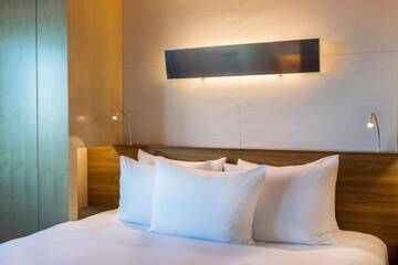Фото номера Номер с кроватью размера &quot;king-size&quot; и доступом на Клубный этаж Отель Hilton Helsinki Airport г. Вантаа 5