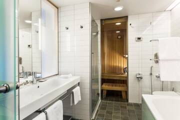 Фото номера Номер &quot;Плюс&quot; с кроватью размера &quot;king-size&quot; Отель Hilton Helsinki Airport г. Вантаа 4