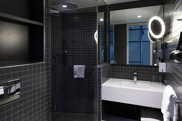 Фото номера Улучшенный двухместный номер с 1 кроватью Отель Scandic Helsinki Aviacongress г. Вантаа 5