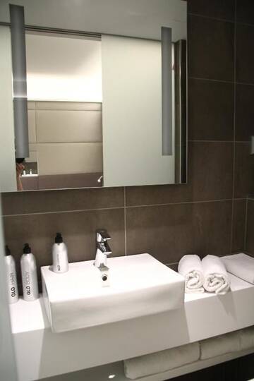 Фото номера Двухместный номер с 1 кроватью Отель GLO Hotel Airport г. Вантаа 5