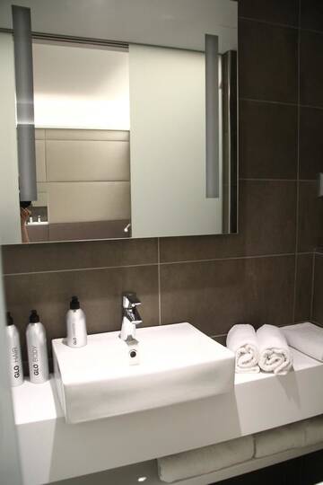 Фото номера Двухместный номер с 1 кроватью Отель GLO Hotel Airport г. Вантаа 2