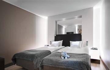 Фото номера Двухместный номер с 2 отдельными кроватями Отель GLO Hotel Airport г. Вантаа 5